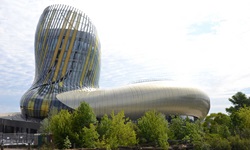 Die in moderner Architektur gestaltete Cité du Vin in Bordeaux ist ein ganz besonderes Weinmuseum.
