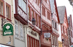 Schmucke Fachwerkfassaden in der historischen Altstadt von Limburg.