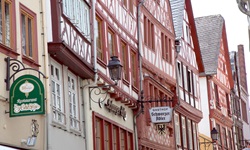 Schmucke Fachwerkfassaden in der historischen Altstadt von Limburg.