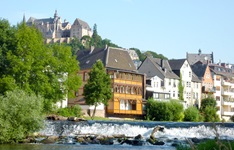 Schöner Blick auf Marburg an der Lahn und das über der Stadt thronende Schloss.