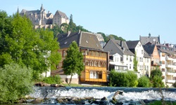 Schöner Blick auf Marburg an der Lahn und das über der Stadt thronende Schloss.