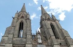 Die imposanten Doppeltürme der Elisabethkirche in Marburg.