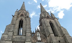 Die imposanten Doppeltürme der Elisabethkirche in Marburg.