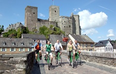 Eine Gruppe Radler auf einer Brücke bei Runkel an der Lahn.