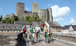 Eine Gruppe Radler auf einer Brücke bei Runkel an der Lahn.