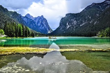 Der Toblacher See mit seinem kristallklaren türkisen Wasser und den Wäldern sowie den Bergen