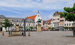 Der Marktplatz von Landau mit dem Reiterstandbild von Prinzregent Luitpold.