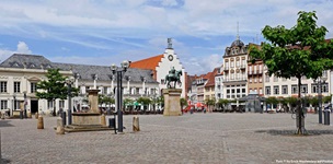 Der Marktplatz von Landau mit dem Reiterstandbild von Prinzregent Luitpold.