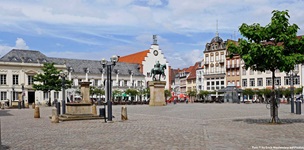 Das Zentrum von Landau mit dem Marktplatz und dem Reiterstandbild von Prinzregent Luitpold.