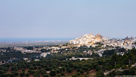 Wunderschöner Panoramablick auf die Weiße Stadt Ostuni und das dahinterliegende Meer.