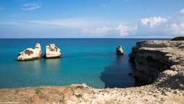 Bizarr geformte Felsen im Meer an der Küste des Salento.