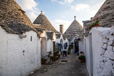 Eine von typischen Trulli gesäumte Gasse im Salento versprüht ihren ganz eigenen Charme.