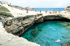 Badevergnügen in einer felsigen Bucht im Salento.