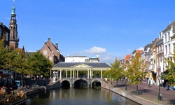 Die überdachte Brücke Koornbrug mit drei Bögen