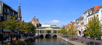 Die überdachte Brücke Koornbrug mit drei Bögen