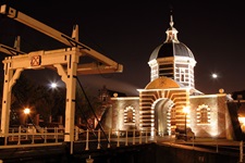 Die Die Morspoort Brücke von Leiden, die gleichzeitig auch das alte Stadttor von Leiden ist, in der Nacht beleuchtet