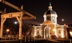 Die Die Morspoort Brücke von Leiden, die gleichzeitig auch das alte Stadttor von Leiden ist, in der Nacht beleuchtet