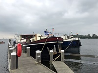 Die MS Lena-Maria und die MS Sarah liegen nebeneinander an zwei Holzstegen.