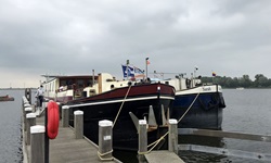 Die MS Lena-Maria und die MS Sarah liegen nebeneinander an zwei Holzstegen.