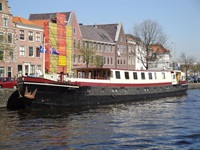 Die MS Lena-Maria liegt in einem niederländischen Hafen vor Anker.