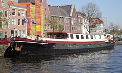 Die MS Lena-Maria liegt vor einer Häuserreihe vor Anker.
