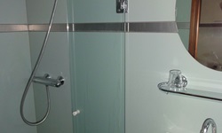 Eines der Bäder an Bord der MS Lena-Maria mit Dusche, Waschbecken und WC.