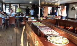 Einladendes Frühstücksbuffet im Salon der MS Lena-Maria.