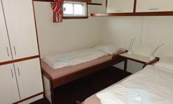 Eine 2-Bett-Kabine mit getrennten Betten an Bord der MS Lena Maria.