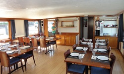Gedeckte Tische im Restaurant der MS Lena-Maria.