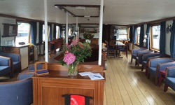 Gemütlicher Sitzbereich mit blauen Sesseln im Salon der MS Lena-Maria.