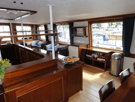Blick auf den Salon mit Bar und blau eingerichteten Sesseln auf der MS Lena Maria