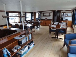 Blick in den eingedeckten Salon mit Bar der MS Lena Maria