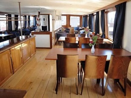 Blick in den schön eingerichtete Salon der MS Lena Maria