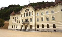 Blick auf das Regierungsgebäude von Vaduz in Liechtenstein