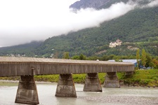 Blick auf die gedeckte Brücke über den Rhein (Alte Rheinbrücke) zwischen der Schweiz und Liechtenstein - im Hintergrund ist das Schloss Vaduz zu erkennen