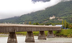 Blick auf die gedeckte Brücke über den Rhein (Alte Rheinbrücke) zwischen der Schweiz und Liechtenstein - im Hintergrund ist das Schloss Vaduz zu erkennen