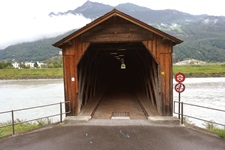 Eingang der Alten Rheinbrücke zwischen Liechtenstein und der Schweiz