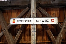 Schild der Grenze auf der Alten Rheinbrücke zwischen Liechtenstein (links) und der Schweiz (rechts)