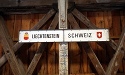 Schild der Grenze auf der Alten Rheinbrücke zwischen Liechtenstein (links) und der Schweiz (rechts)
