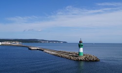 Blick auf einen türkis-weißen Leuchtturm bei Rügen