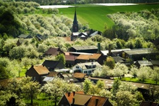Blick zu einem Dörfchen in Limburg