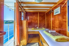 Blick in eine Drei-Bett-Kabine über Deck auf dem Komfortschiff Linda