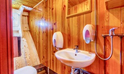 Eines der Badezimmer an Bord der Linda mit Waschbecken und Toilette.