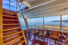 Blick auf das bestuhlte Deck des Komfortschiffes Linda