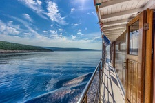 Blick vom Deck des Komfortschiffes Linda auf das Meer