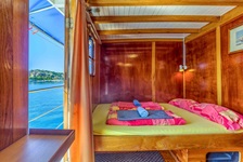 Blick in eine Doppelkabine über Deck auf dem Komfortschiff Linda