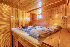 Blick in eine mit Holz verkleidete Doppelkabine unter Deck des Komfortschiffes Linda