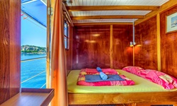 Blick in eine Doppelkabine über Deck an Bord der Linda.