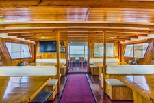 Blick in den mit Holz verkleideten Salon des Komfortschiffes Linda