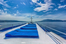 Blick auf das Sonnendeck mit seinen blauen Liegen auf dem Komfortschiff Linda